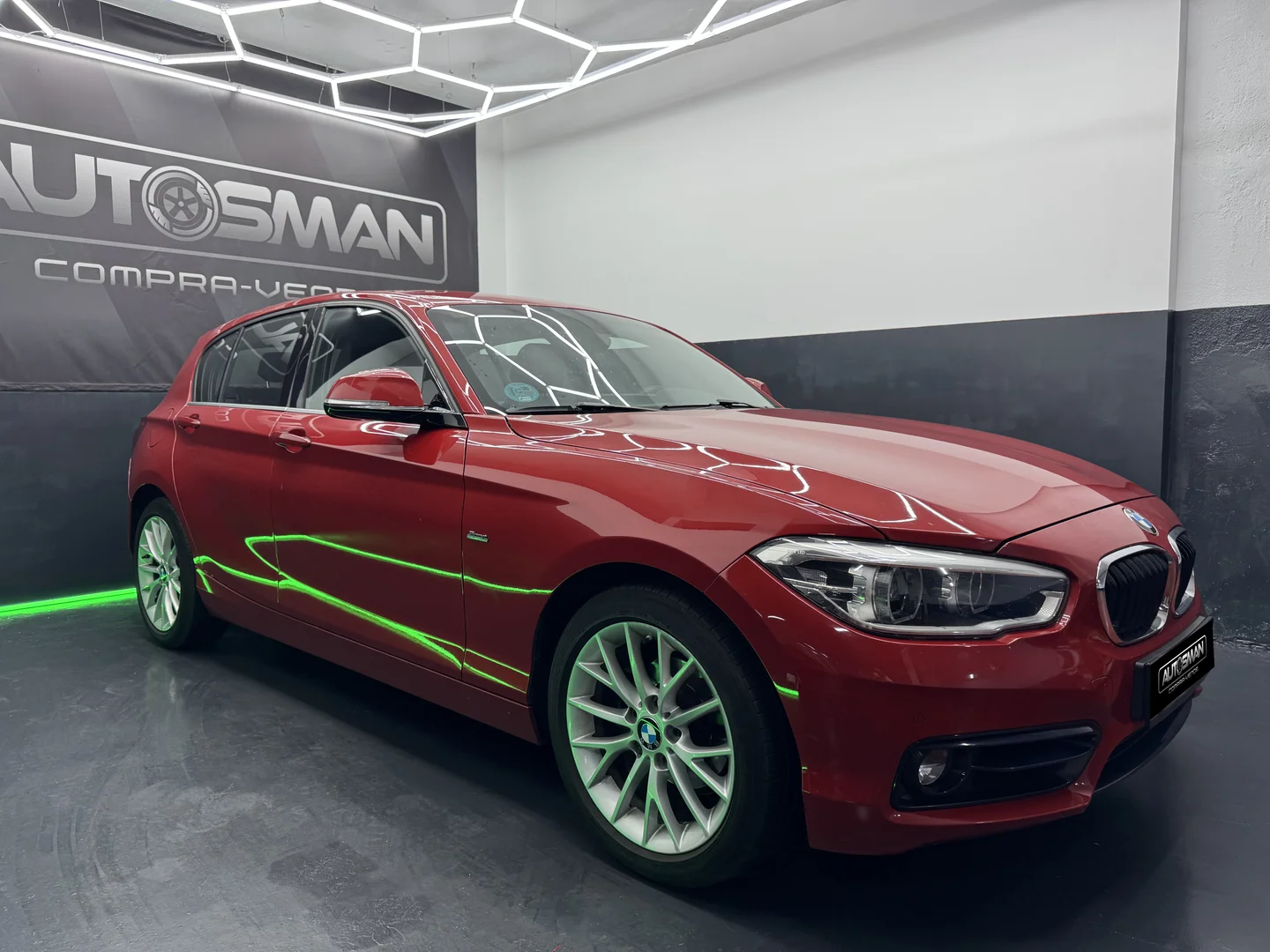 BMW Serie 1 118d 2017 Diésel Rojo - Interior